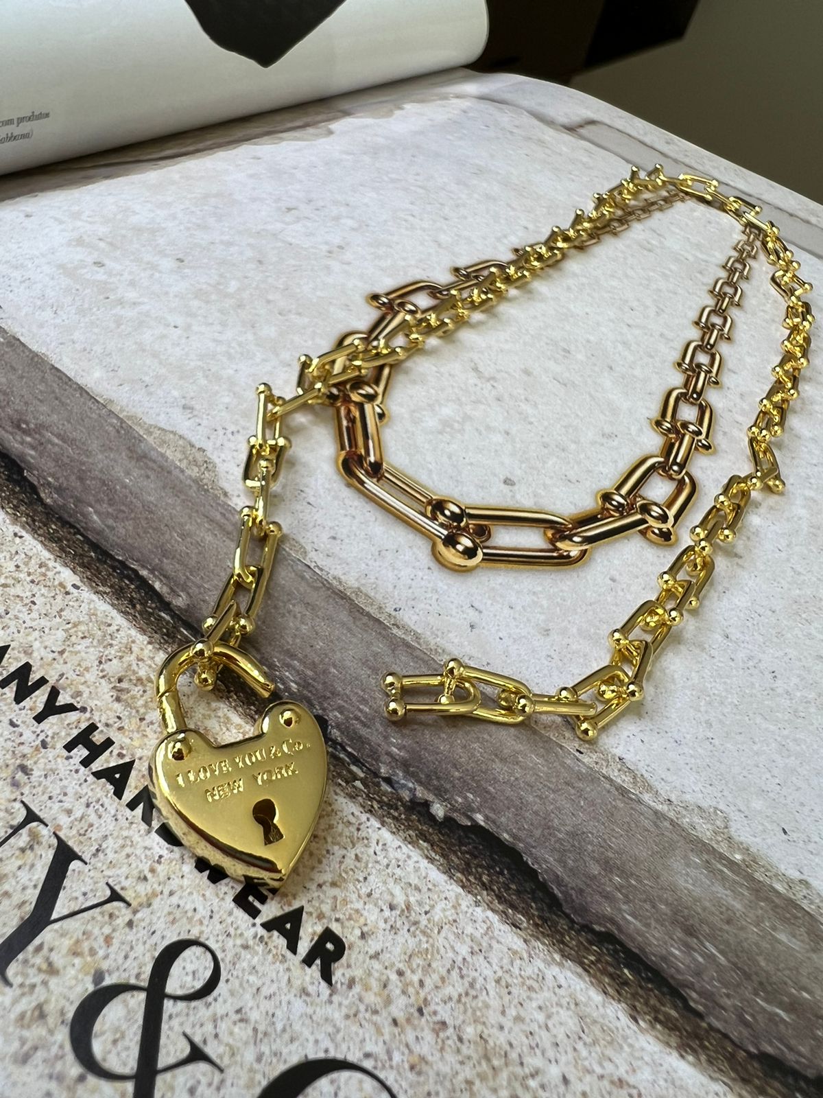 Choker Inspired com Coração Formado de Cadeado em Banho de Ouro