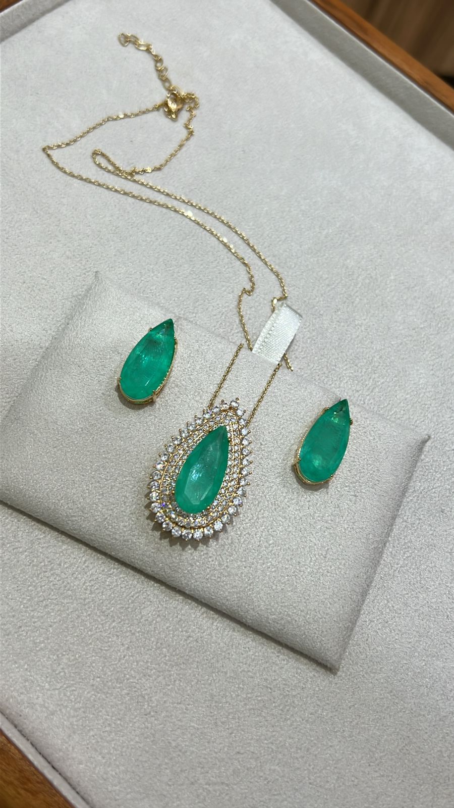 Colar Gota Fusion Esmeralda Colombiana com Zircônia Cristal em Banho de Ouro