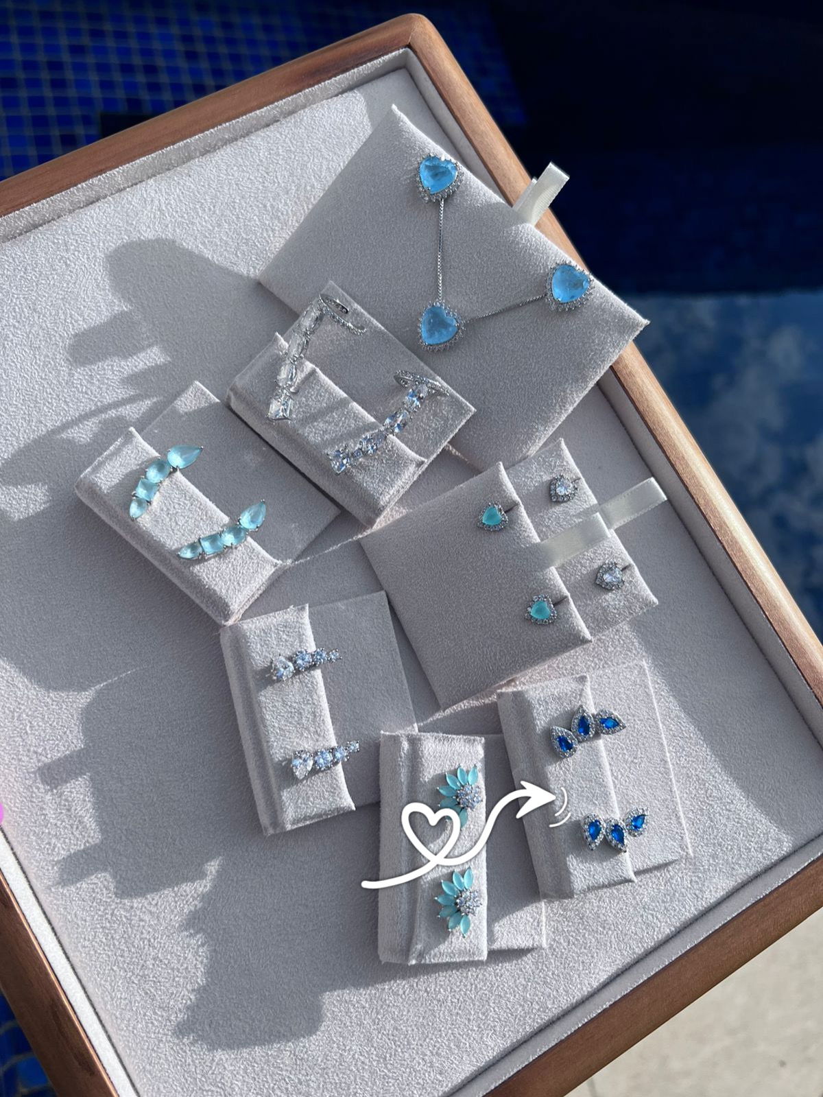 Brinco Ear Cuff com Zircônia Cristal e Azul Safira em Banho Ródio Branco