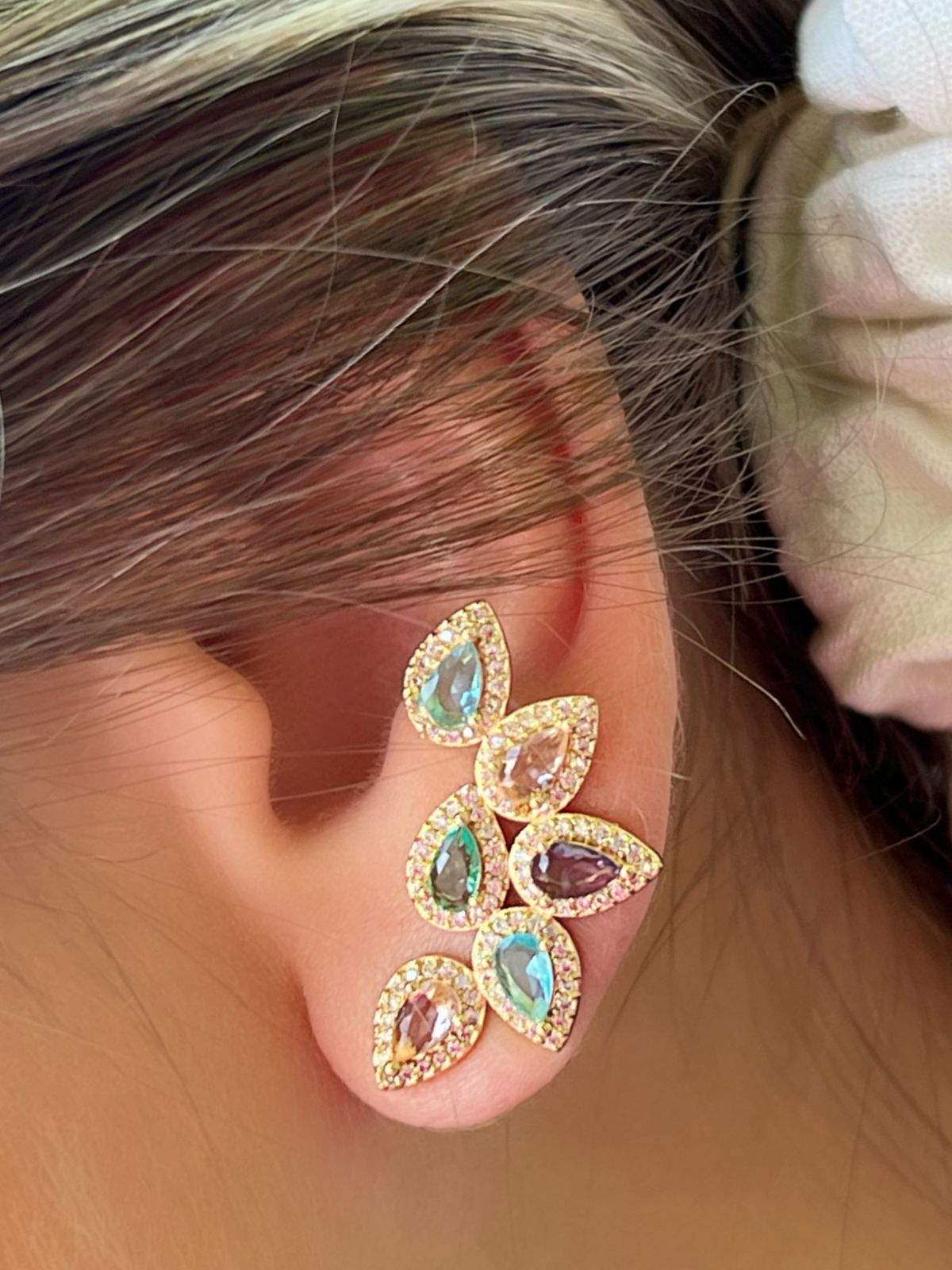 Brinco Ear Cuff com Zircônia MultiCor em Banho de Ouro