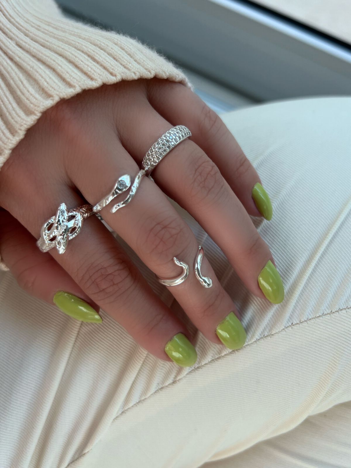 Anel Regulável de Serpente com Zircônias em Banho de Prata