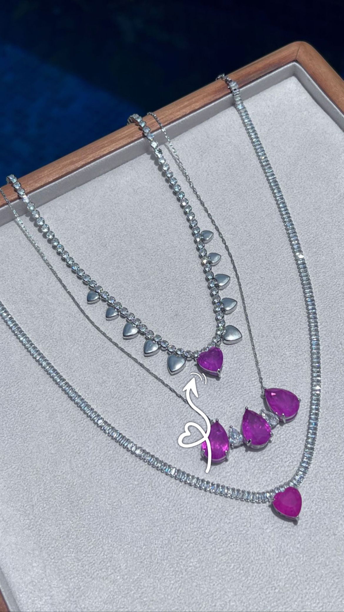 Riviera Maleável com Zircônia Cristal e Corações Liso e Fusion Fúcsia em Banho Ródio Branco