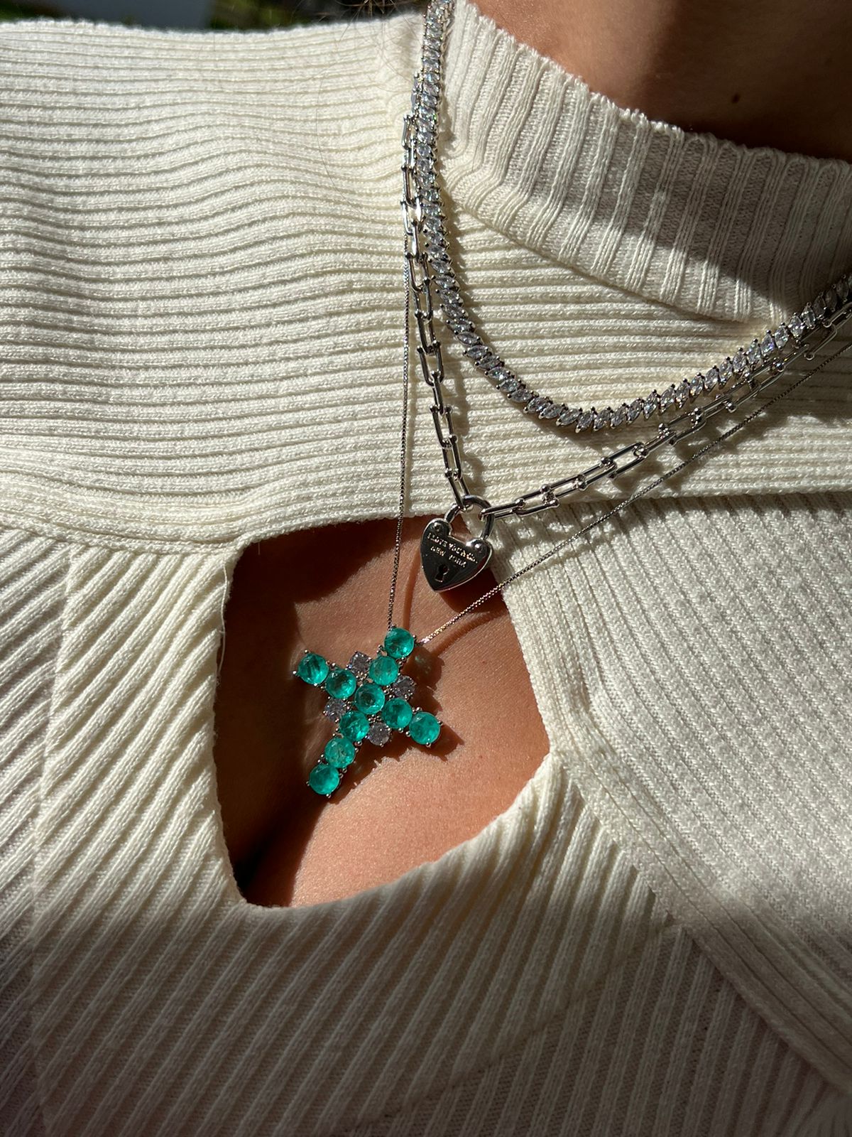 Colar Inspired com Coração Formado de Cadeado em Banho de Ródio Branco