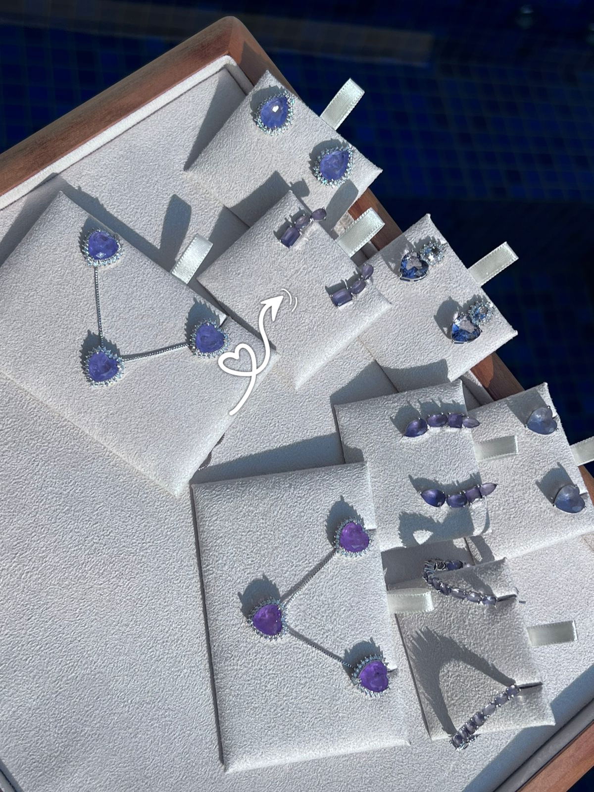 Brinco Ear Cuff com Zircônia Violeta Leitoso em Banho Ródio Branco