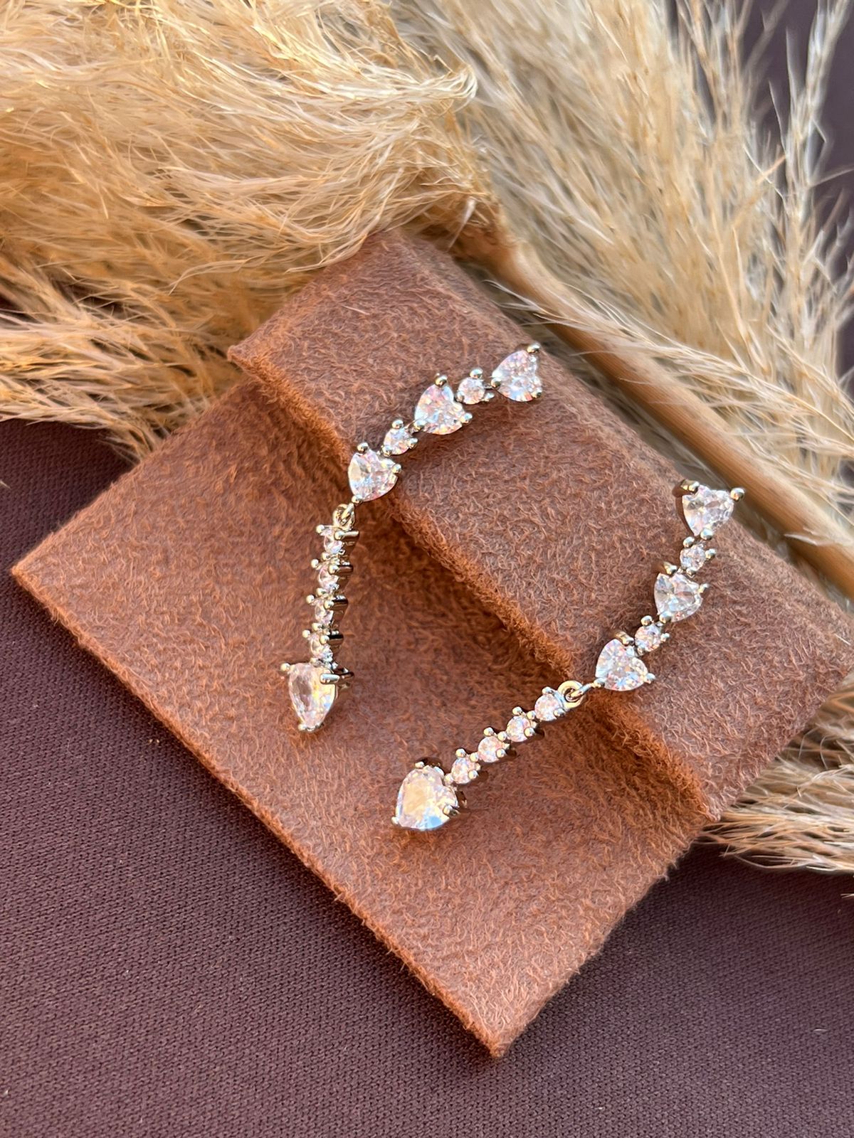 Brinco Ear Cuff Coração Cristal em Banho de Ródio Branco