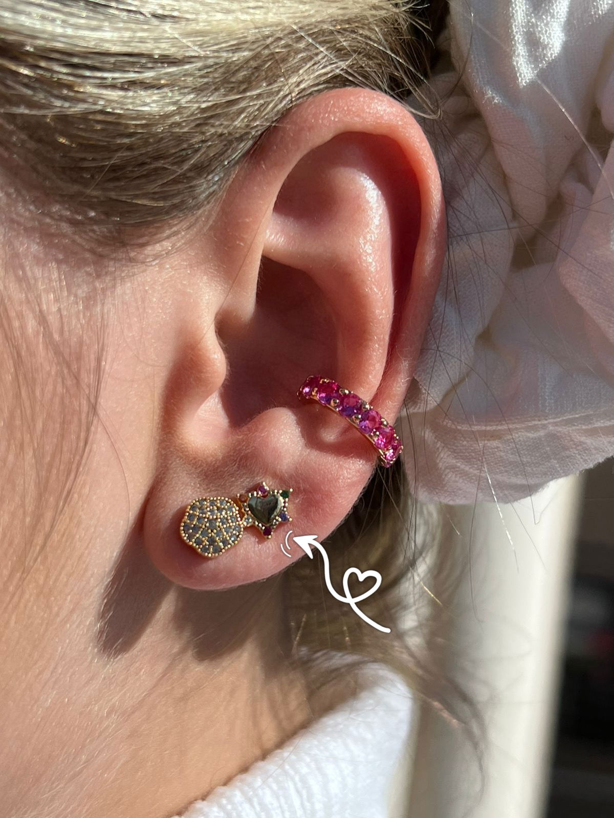 Brinco Mini Coração com Zircônia Colorida em Banho de Ouro