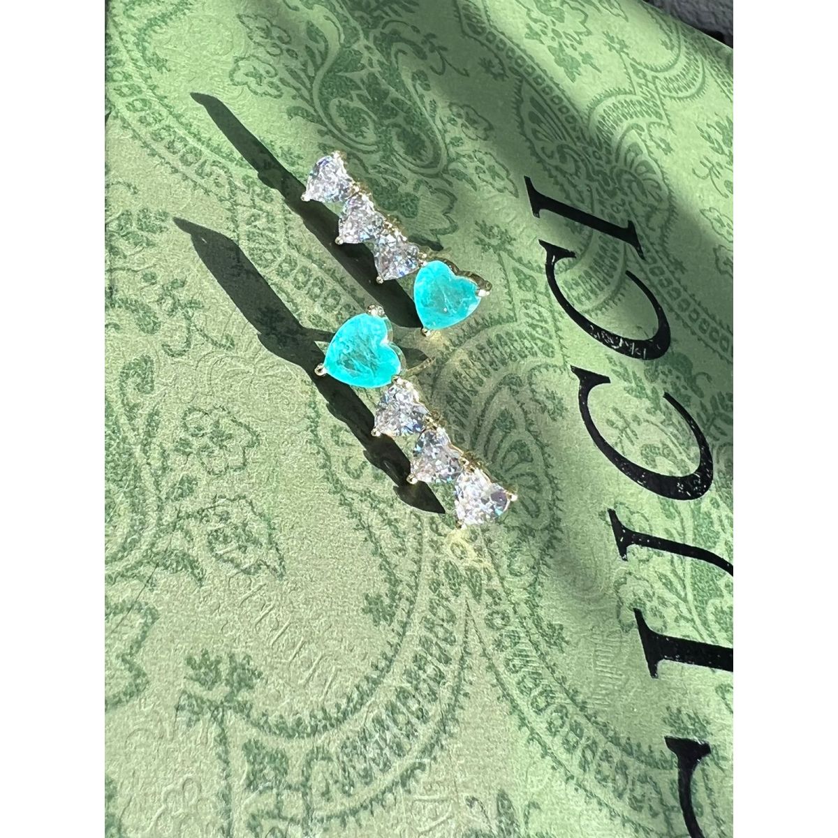 Brinco Ear Cuff com Zircônia Cristal e Fusion Esmeralda Colombiana em Banho de Ouro