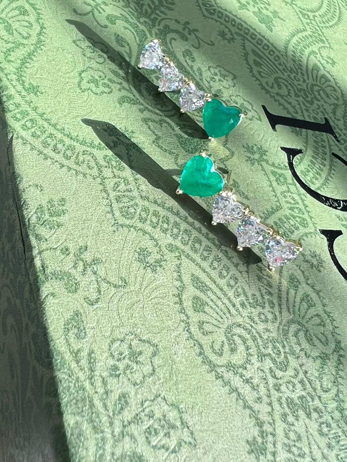 Brinco Ear Cuff com Zircônia Cristal e Fusion Verde Esmeralda em Banho de Ouro