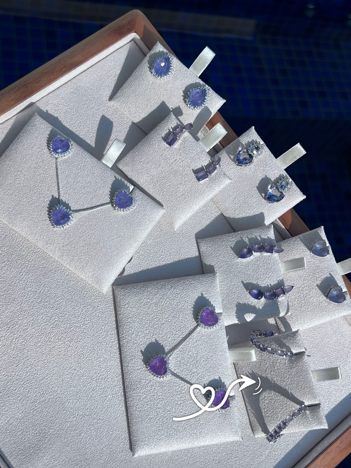 Brinco Argola com Zircônia Violeta Leitoso com Zircônia Dentro e Fora em Banho Ródio Branco