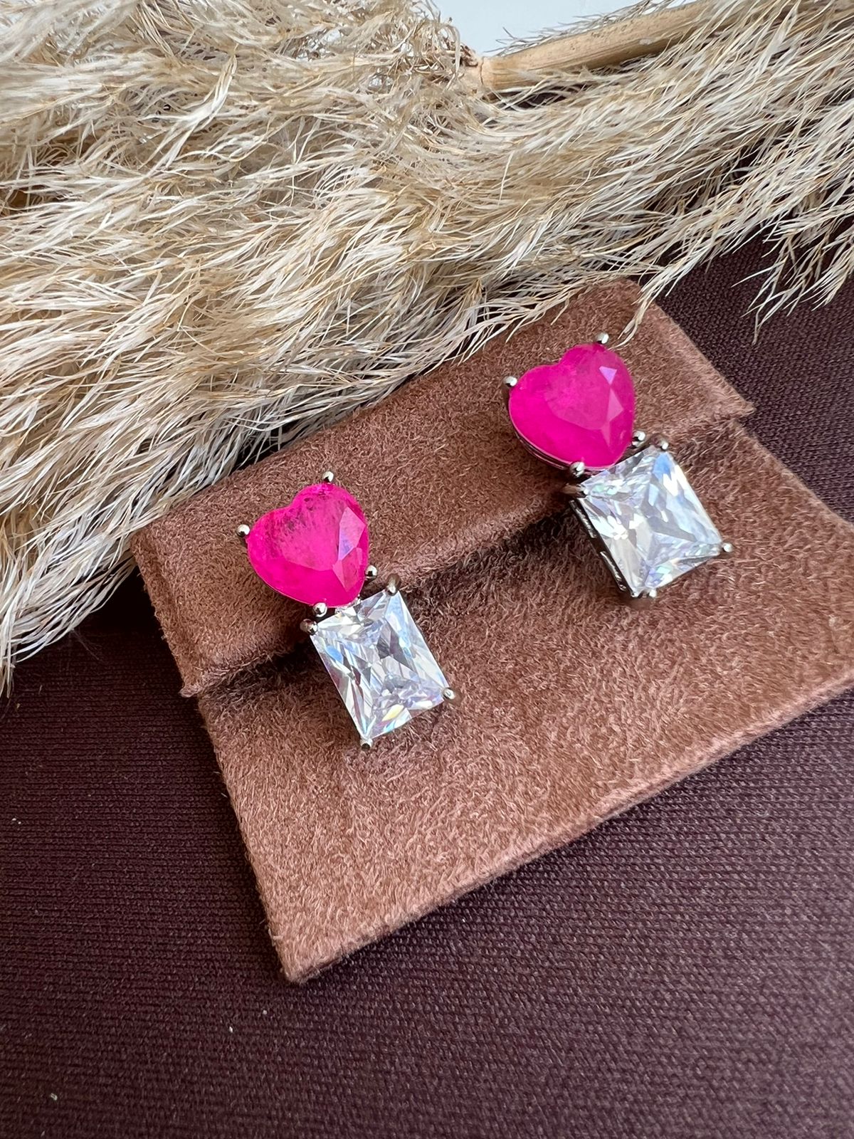 Brinco Coração Fusion Pink e Baguete Cristal em Banho de Ródio Branco