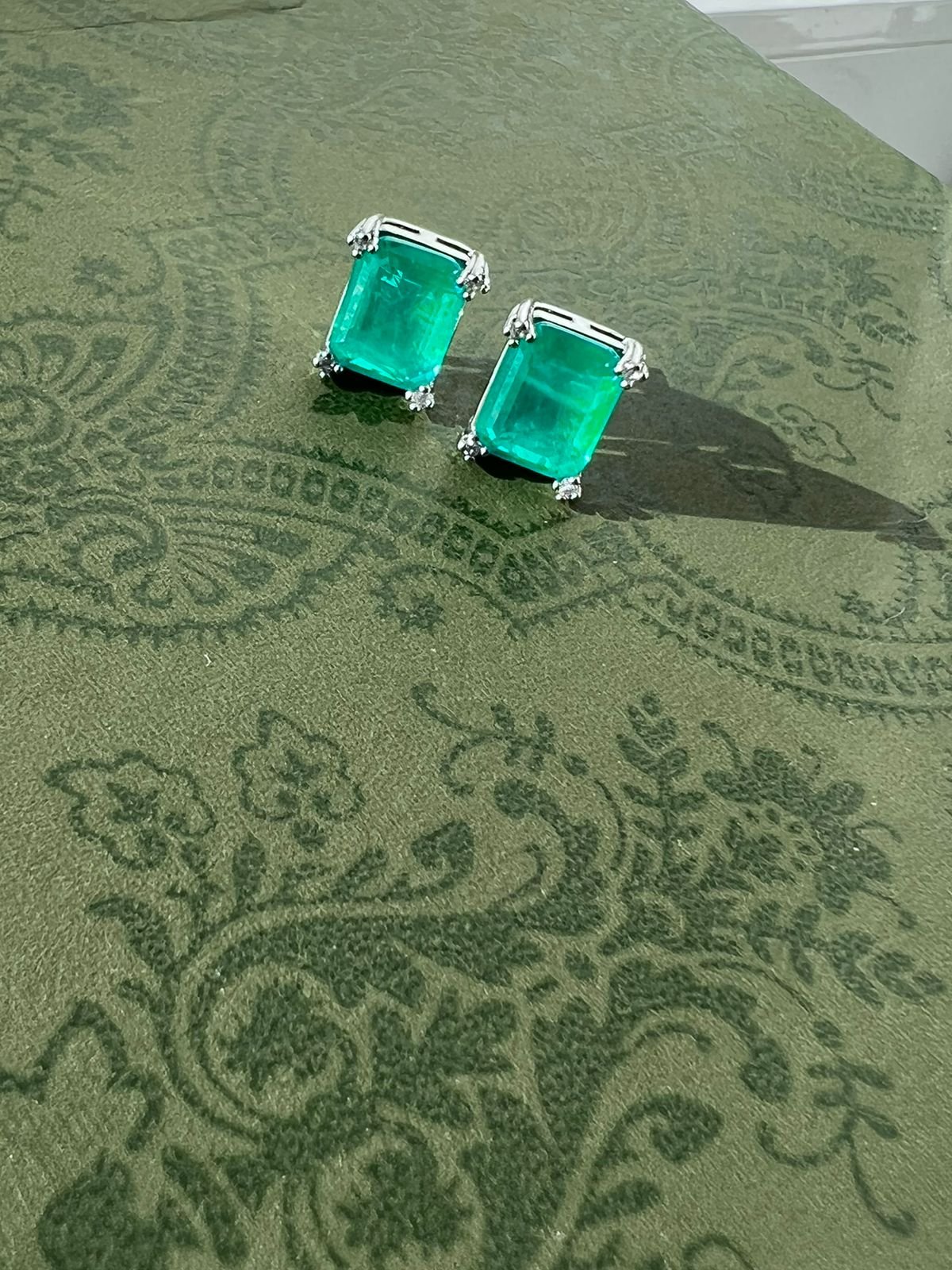 Brinco Quadrado com Zircônia Cristal e Fusion Turmalina Verde em Banho de Ródio Branco