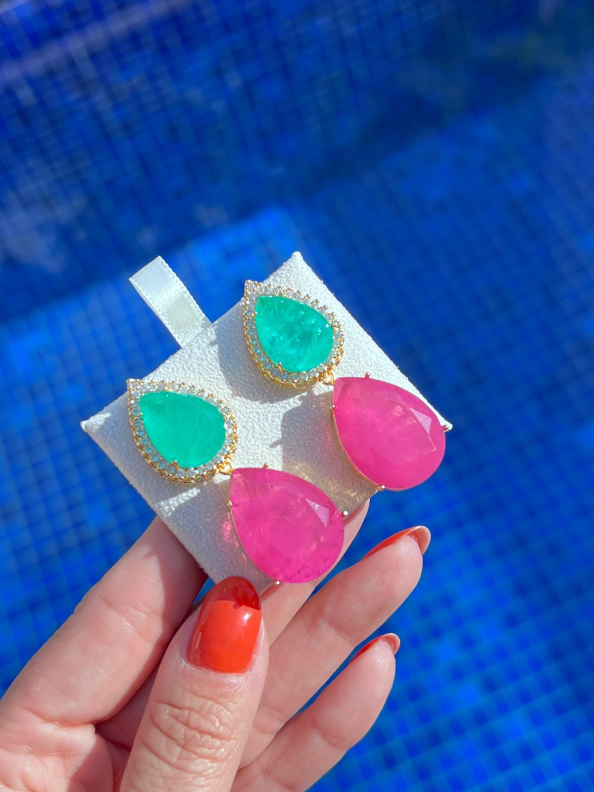 Brinco Gotas Fusion Esmeralda Colombiana e Fuscia em Banho de Ouro