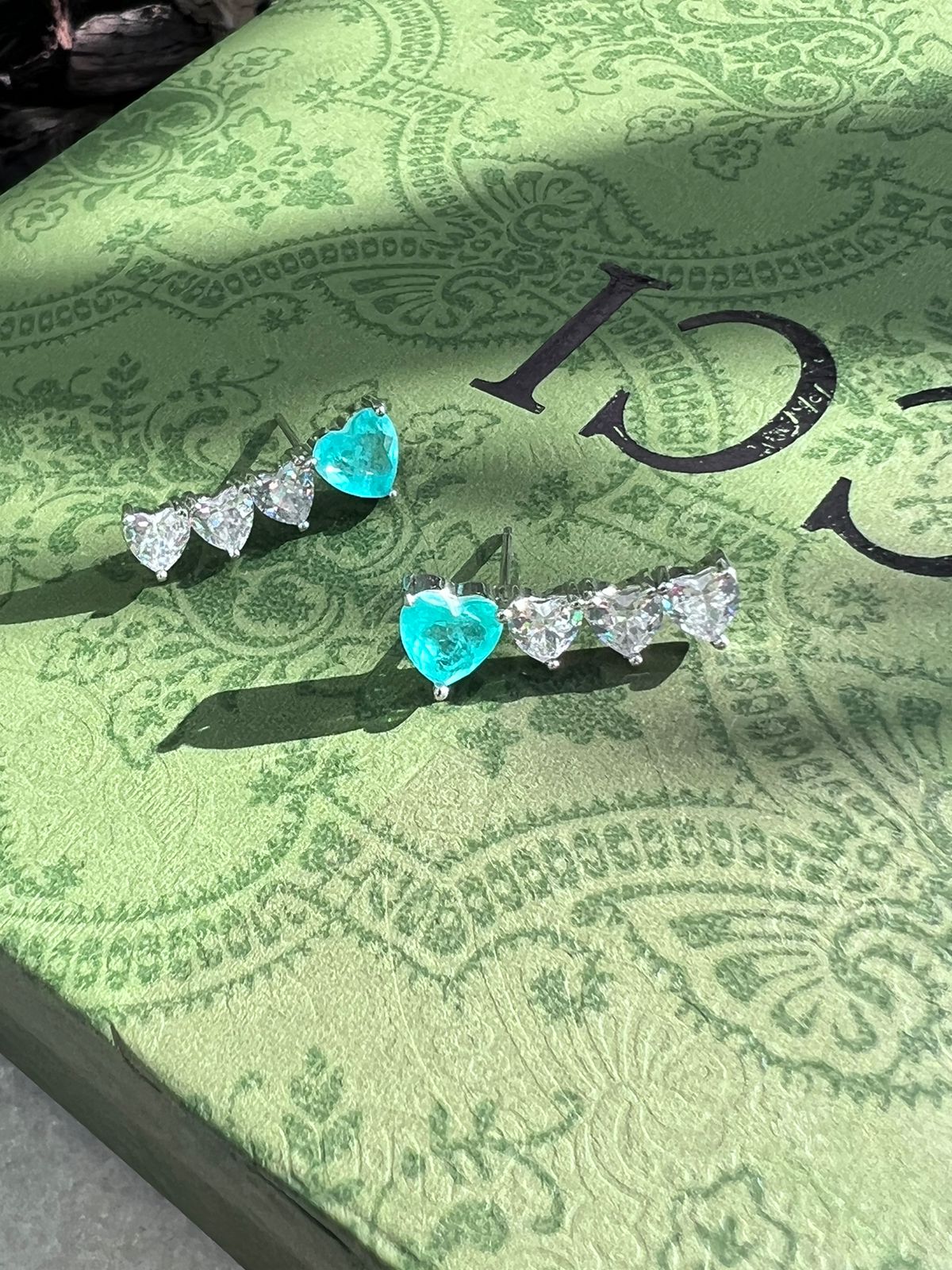 Brinco Ear Cuff com Zircônia Cristal e Fusion Esmeralda Colombiana em Banho Ródio Branco