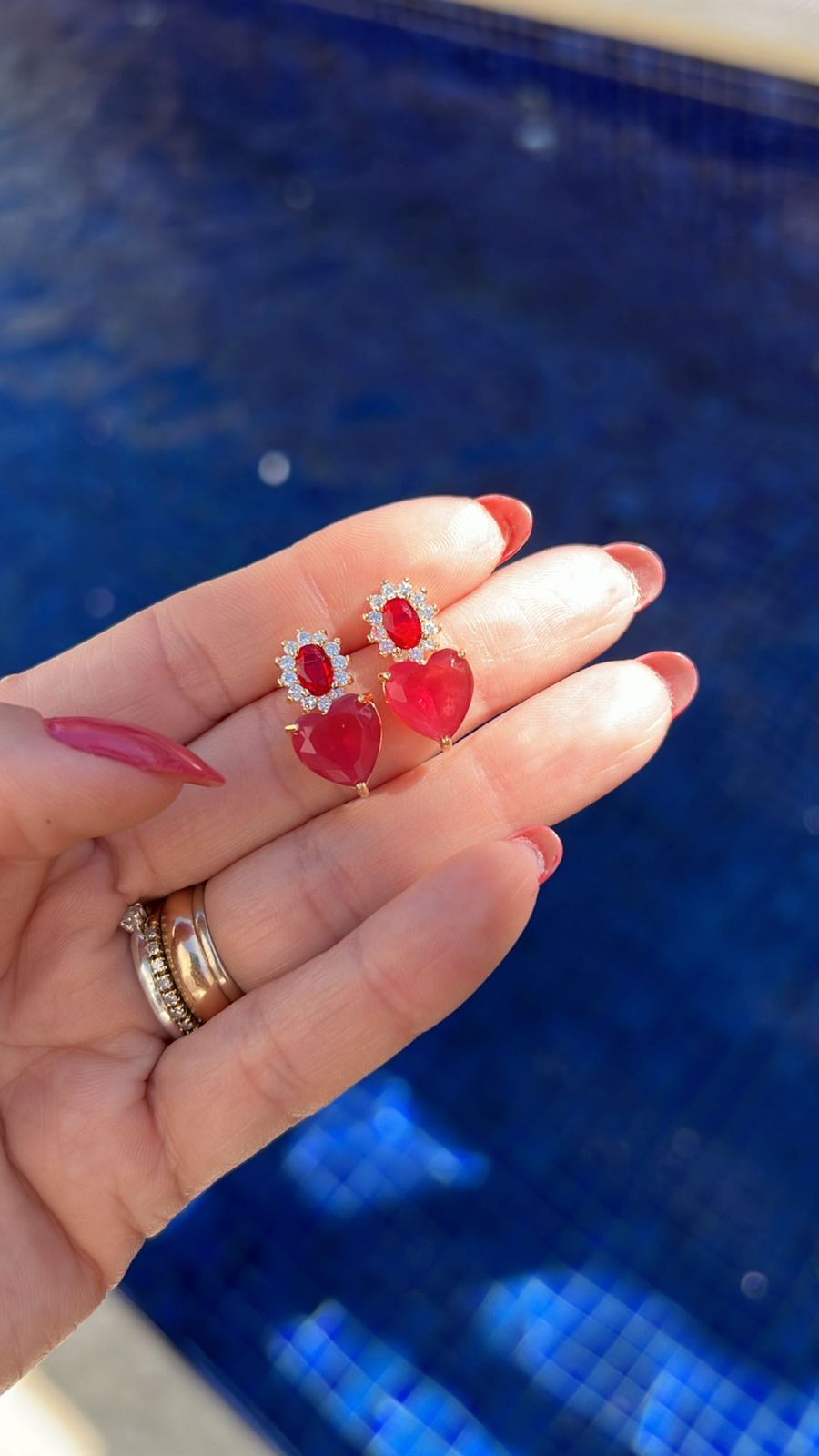 Brinco com Pedra Oval e Coração Vermelho Leitoso em Banho de Ouro