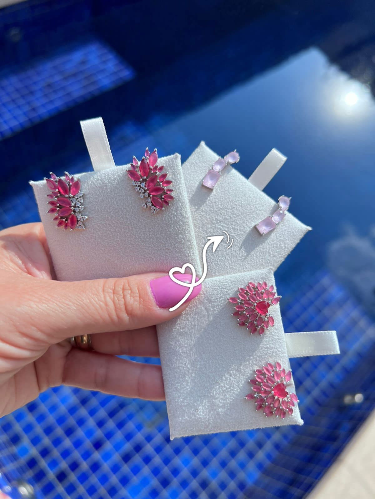 Brinco Ear Cuff com Zircônia Rosa Bebê Leitoso em Banho Ródio Branco