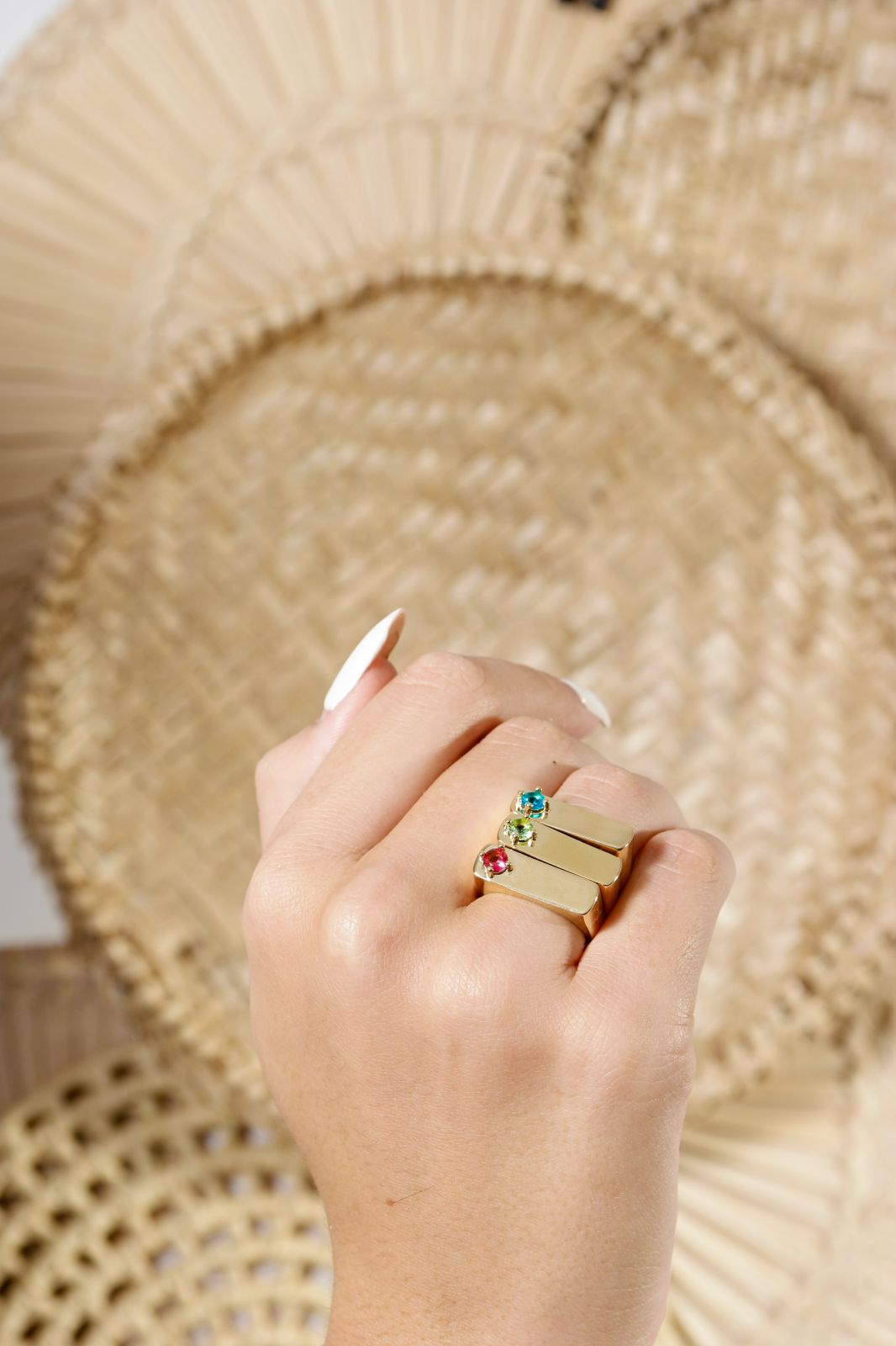 Anel Retro com Zircônia Rosa em Banho de Ouro