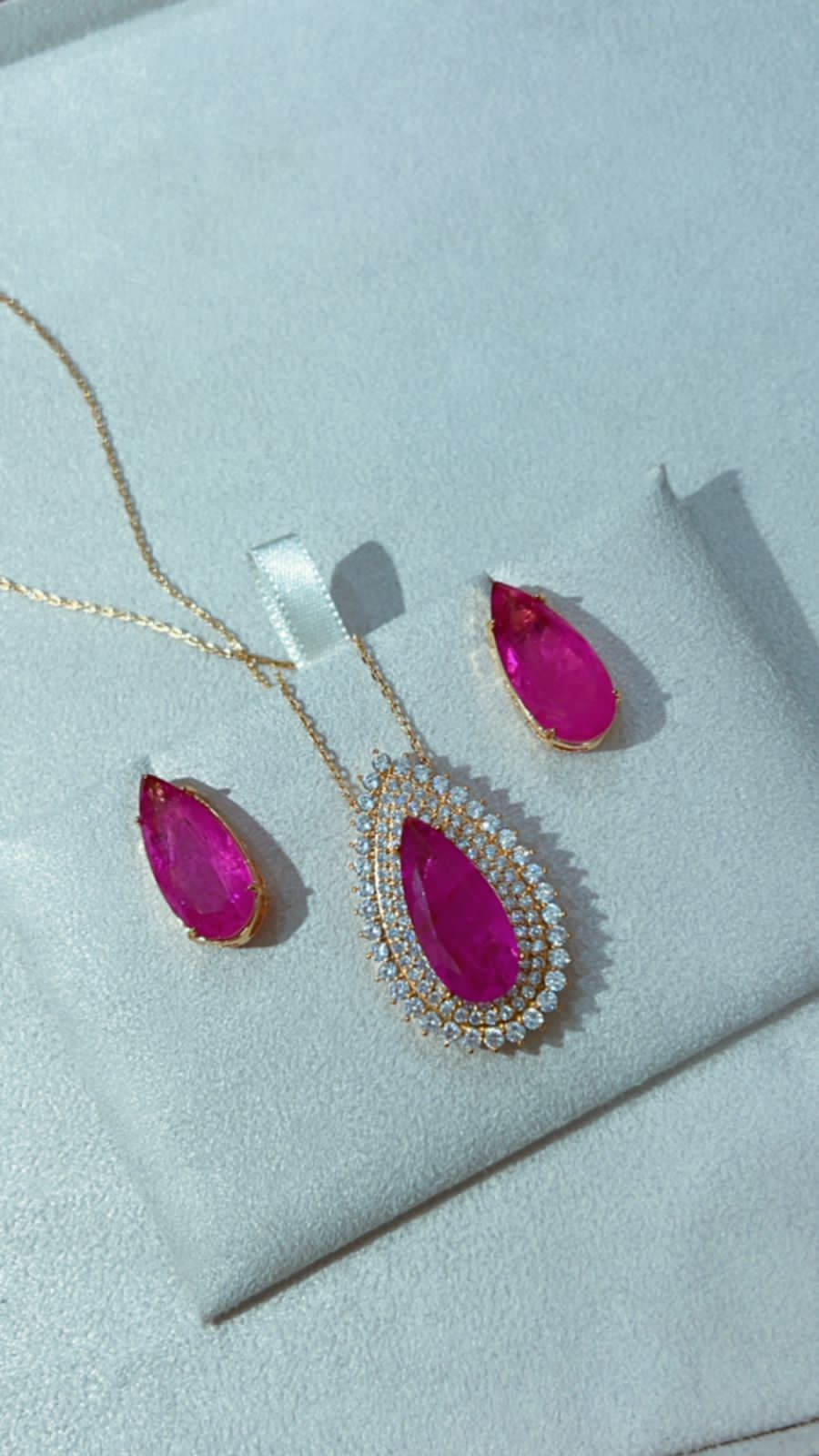 Colar Gota Fusion Fúcsia com Zircônia Cristal em Banho de Ouro