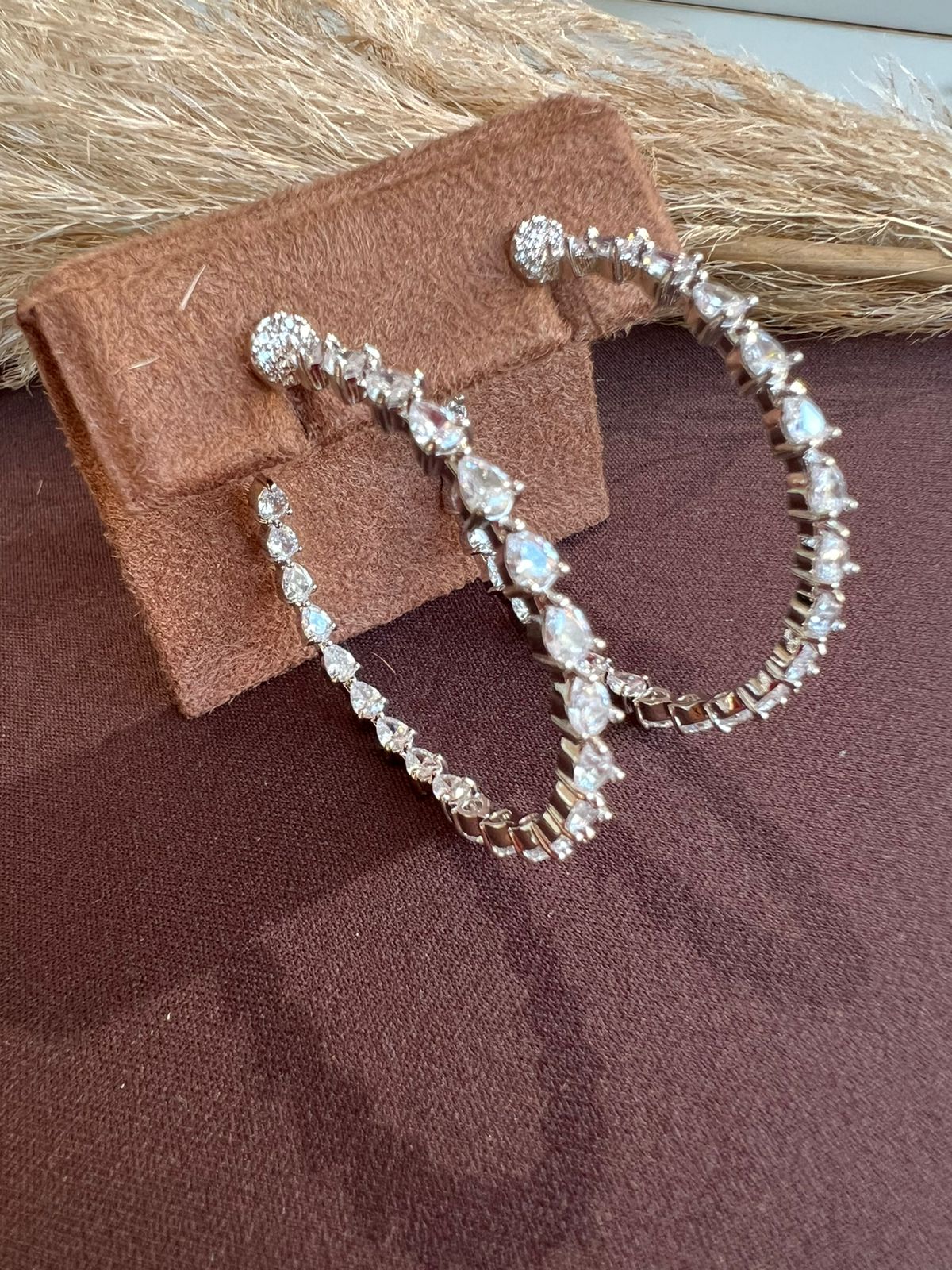 Brinco Argola com Zircônia Gotinha em Banho de Ródio Branco