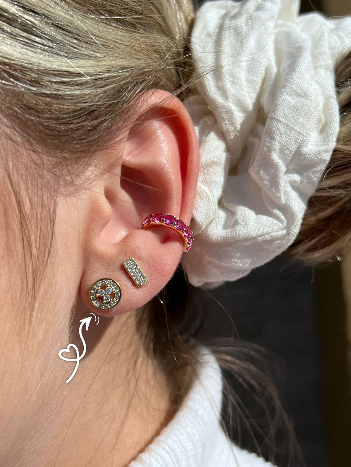 Brinco Círculo com 3 Zircônia no meio em Banho de Ouro