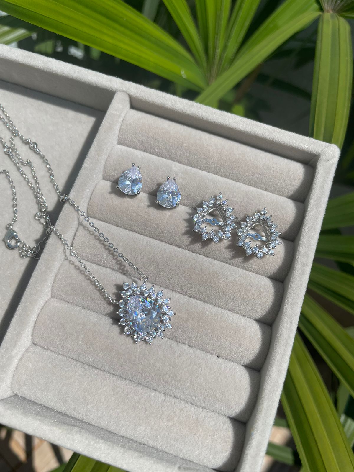 Conjunto Gota com Zircônia Cristal em Banho Ródio Branco