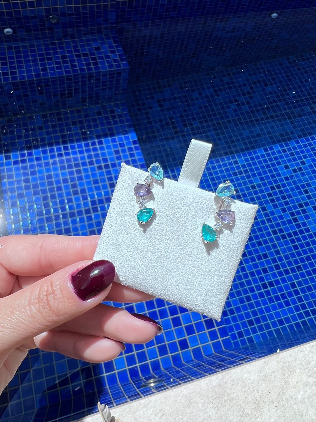 Brinco Ear Cuff com Gotinhas Colorida em Banho Ródio Branco