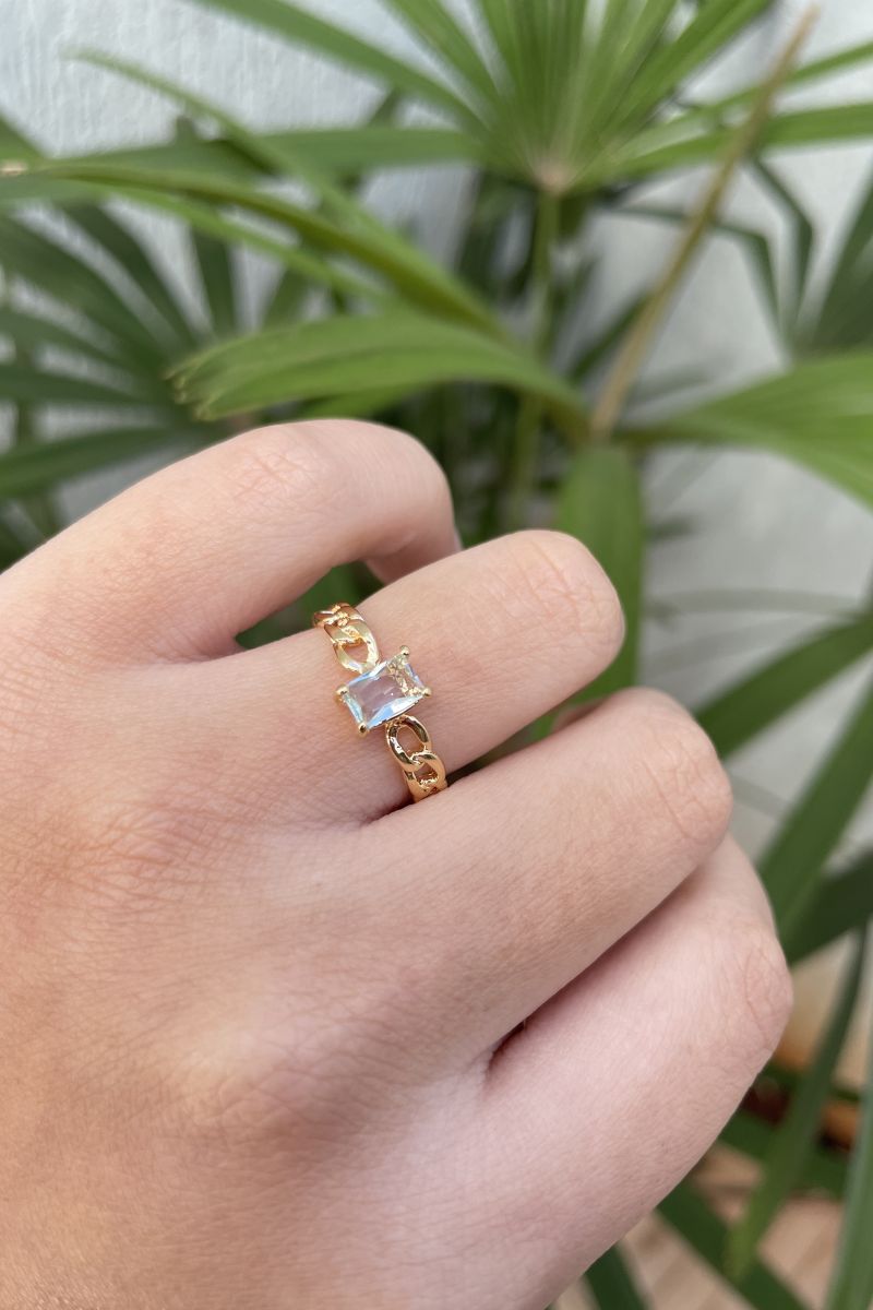 Anel Corrente com Zircônia Água-marinha em Banho de Ouro