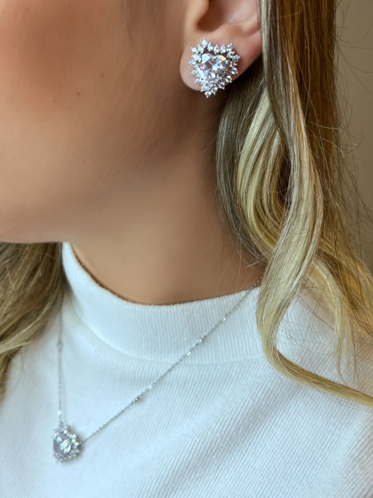 Conjunto Coração com Zircônia Cristal em Banho Ródio Branco