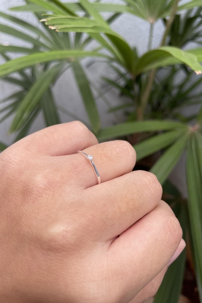 Anel Solitário Fino Réplica em Prata 950