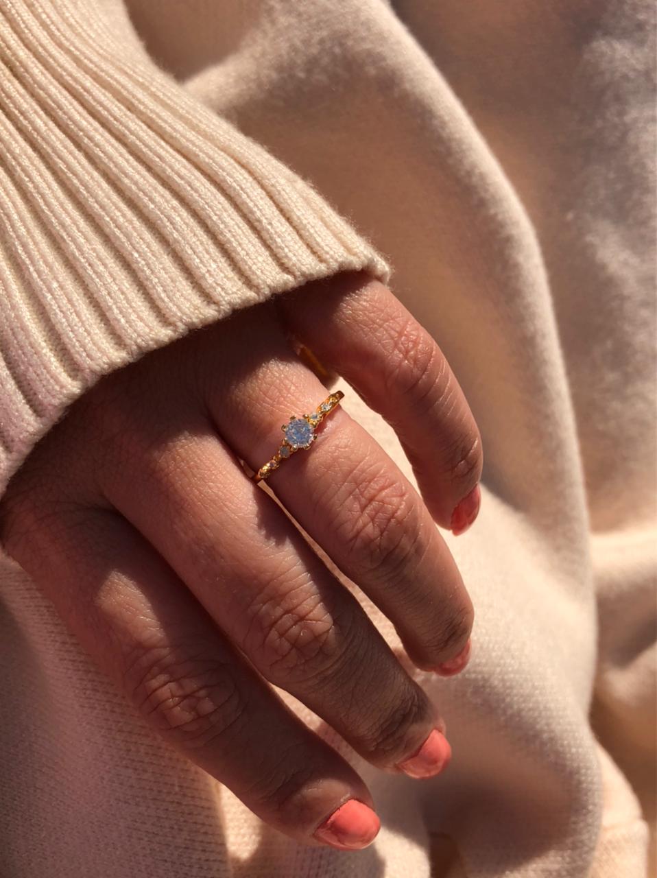 Anel Solitário Delicado em Banho de Ouro