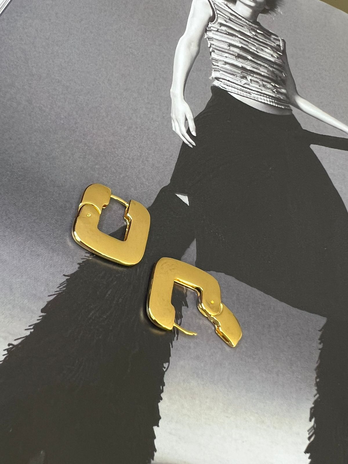 Brinco Argola Quadrada Lisa Clique em Banho de Ouro