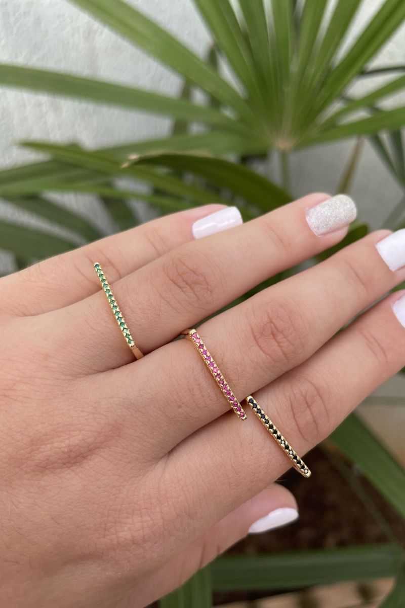 Anel Reto em Cima com Zircônia Pink em Banho de Ouro