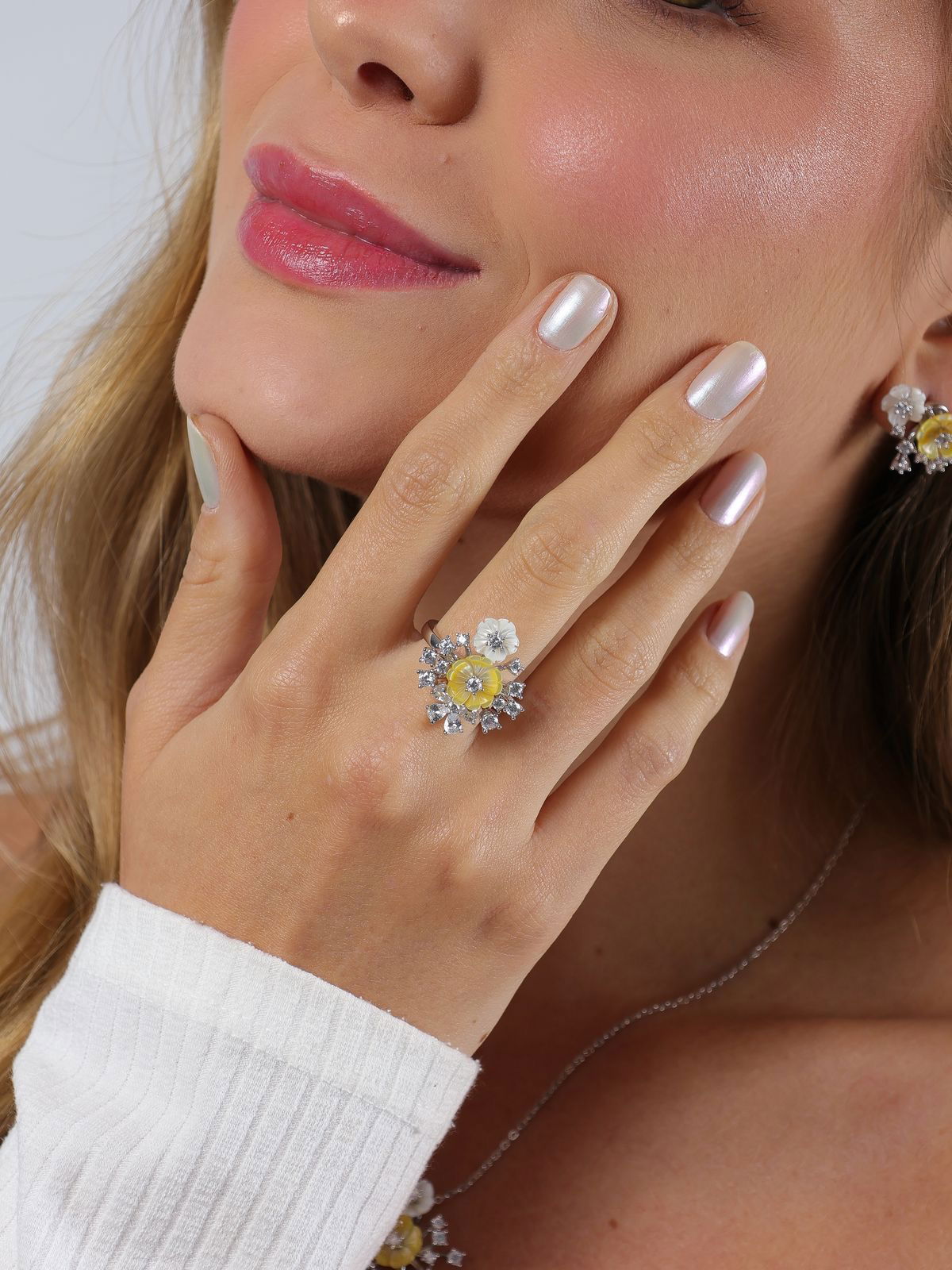 Anel Florescer com Zircônia Cristal com Madrepérola Citrino em Banho de Ródio Branco