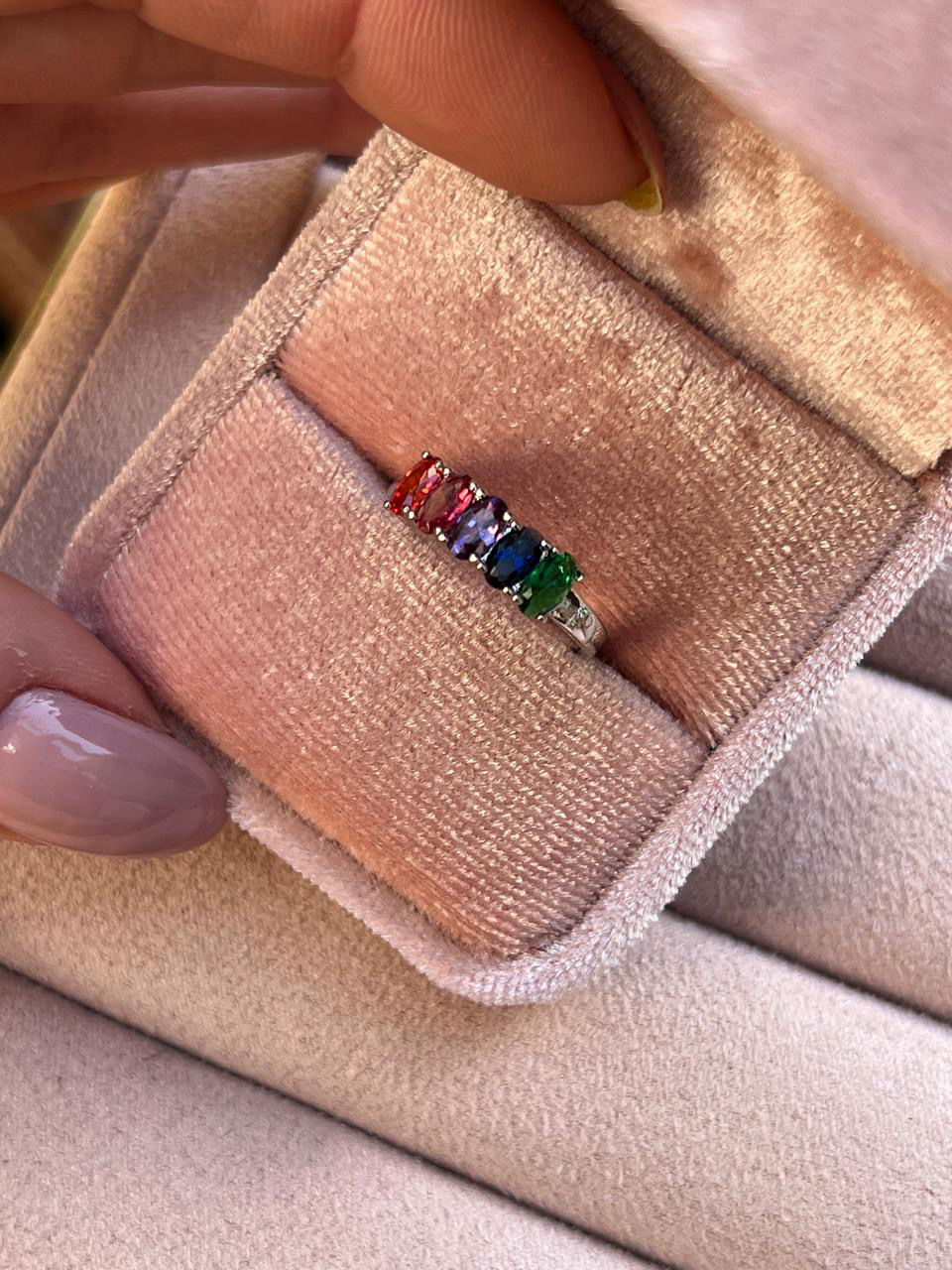 Anel Aparador com Zircônia Oval Colorida em de Ródio Branco