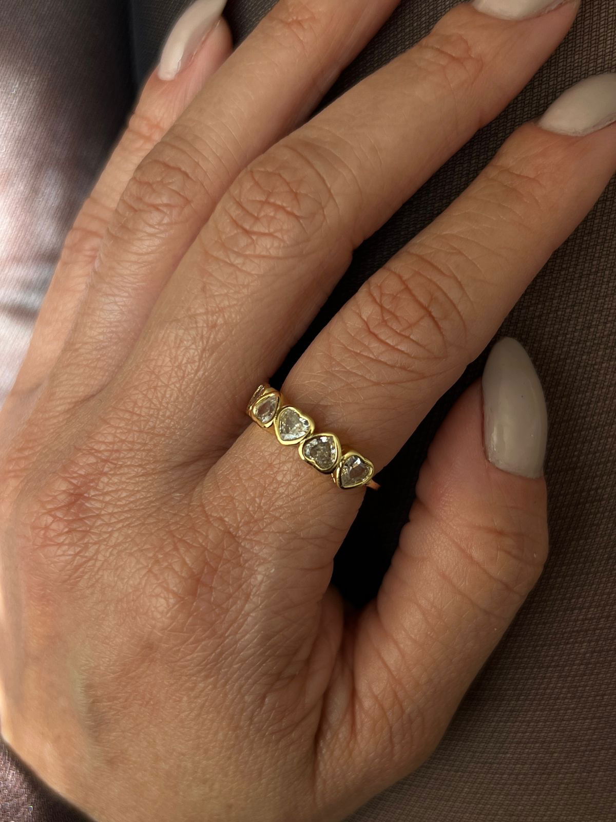 Anel Aparador de Aliança com Corações em Banho de Ouro