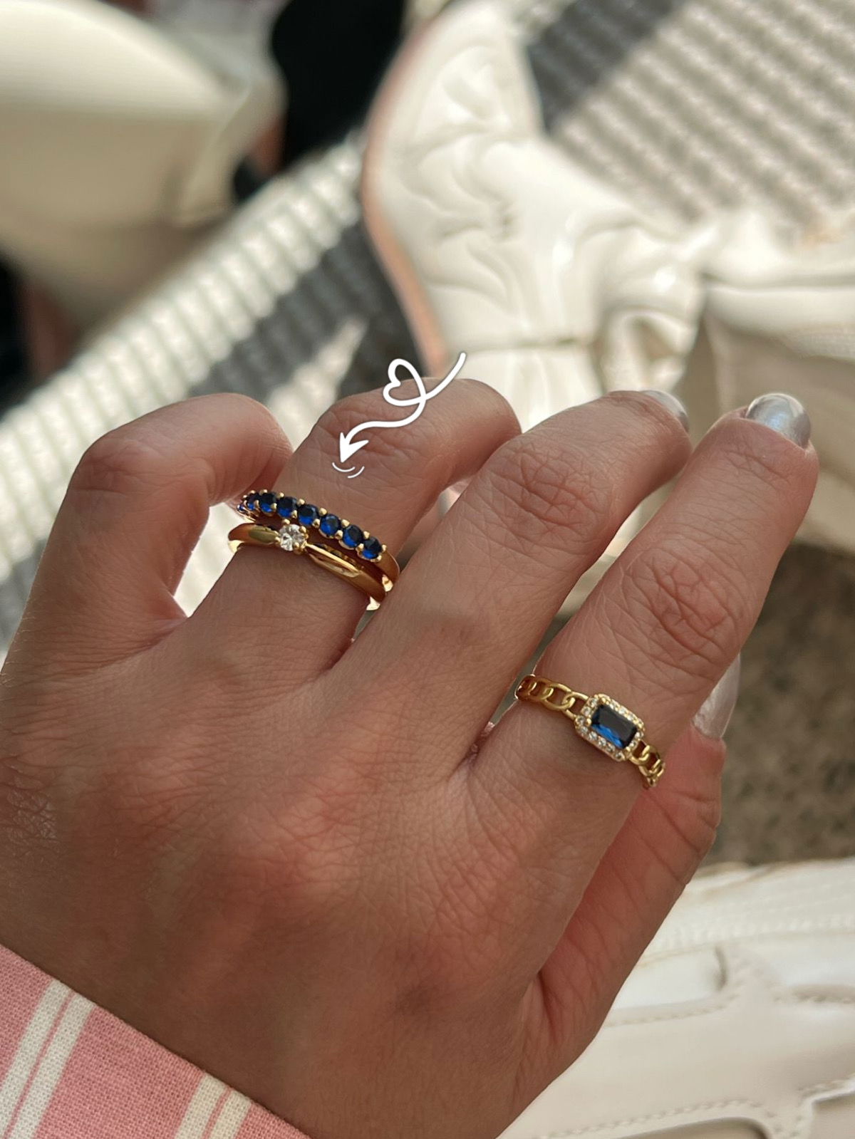 Anel Aparador de Aliança com Zircônia Azul Safira ( Inspired Virgínia) em Banho de Ouro