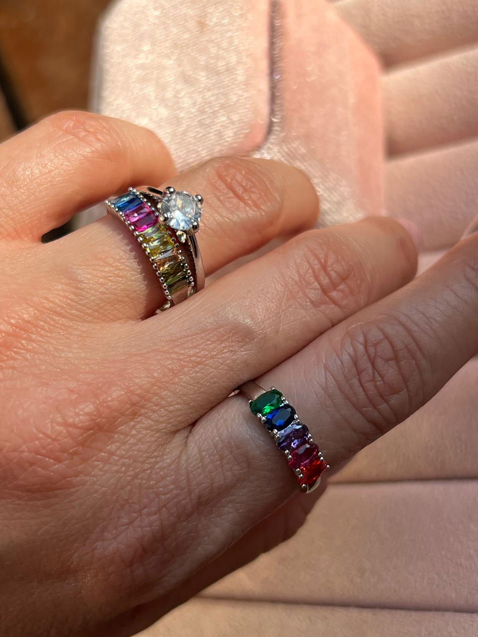 Anel Aparador de Aliança com Zircônia Carrê Colorida em Banho de Ródio Branco