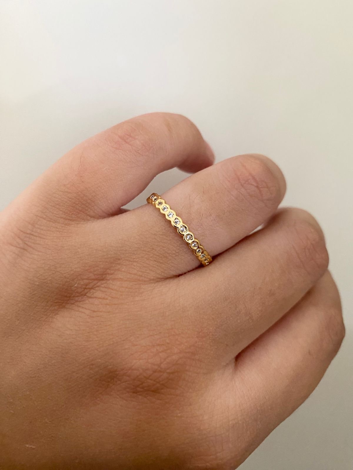 Anel Aparador de Aliança com Zircônia Cristal em Banho de Ouro