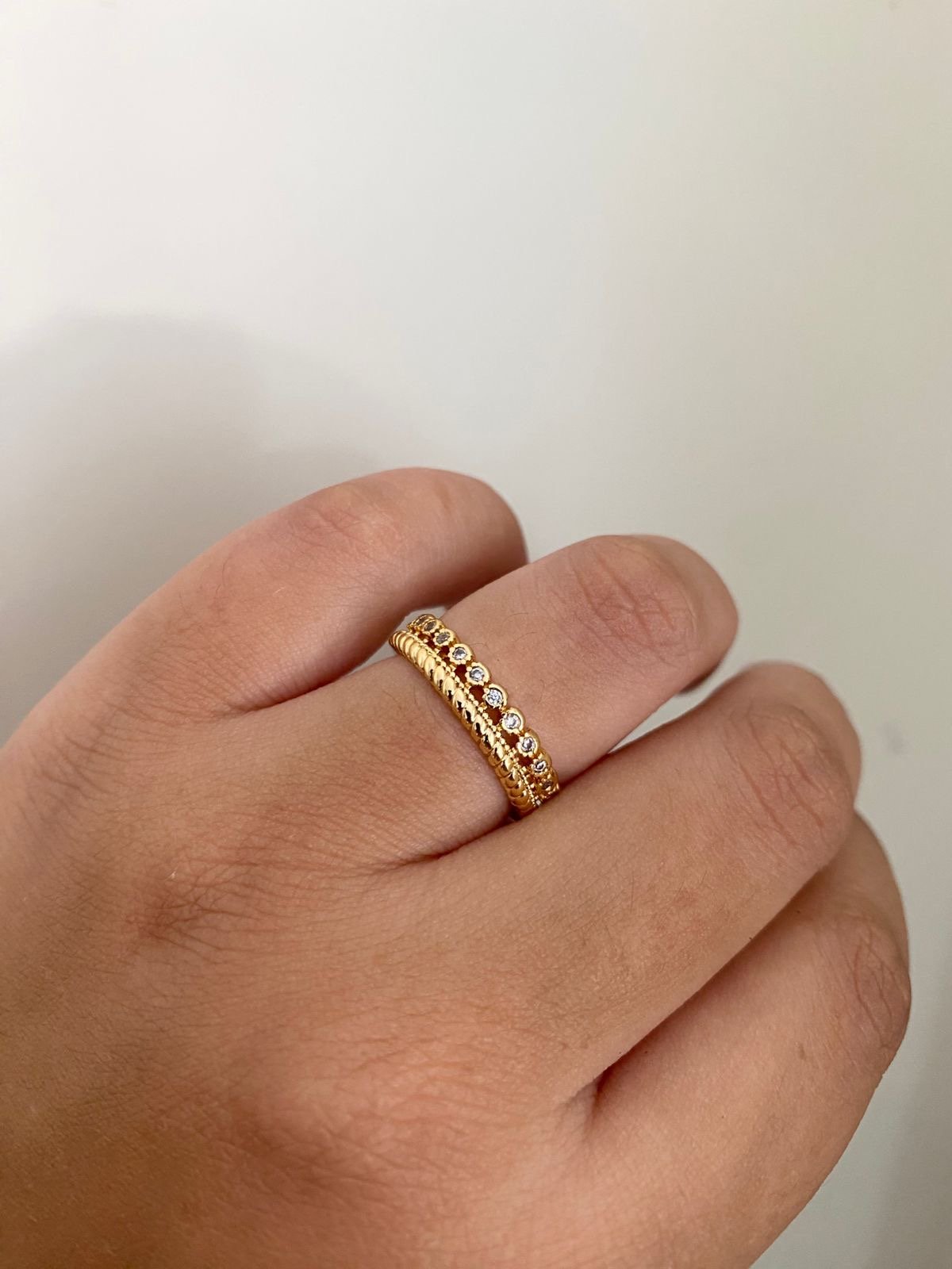 Anel Aparador de Aliança com Zircônia Cristal em Banho de Ouro