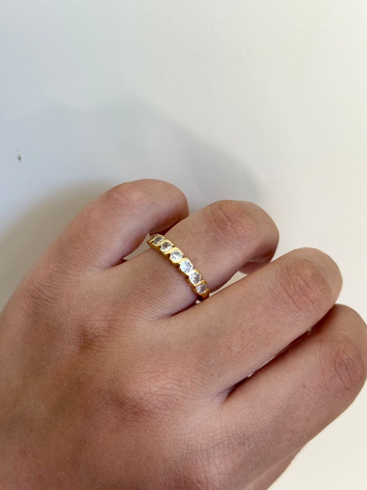 Anel Aparador de Aliança com Zircônia Cristal em Banho de Ouro