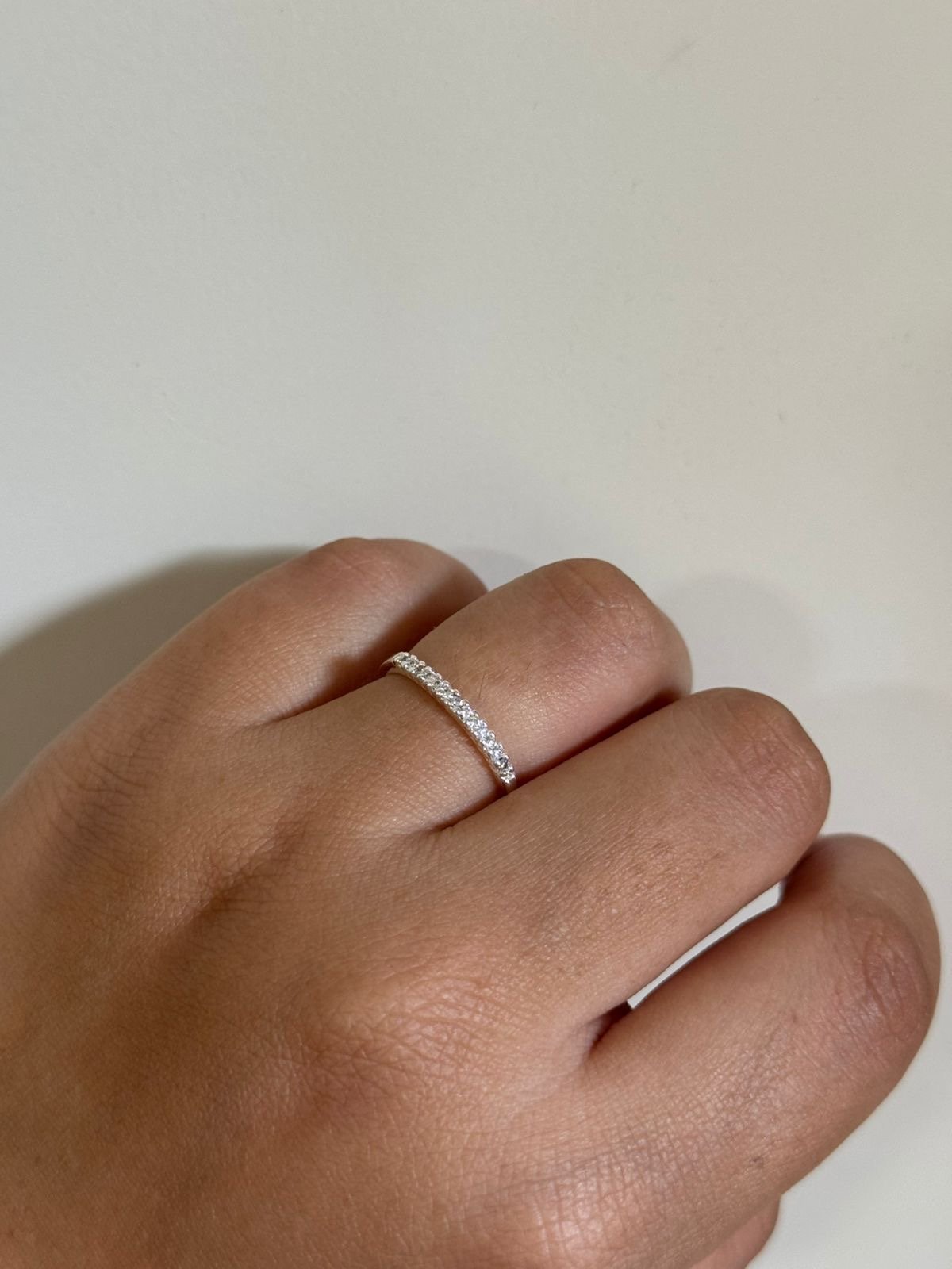 Anel Aparador de Aliança com Zircônia Cristal em Banho de Prata
