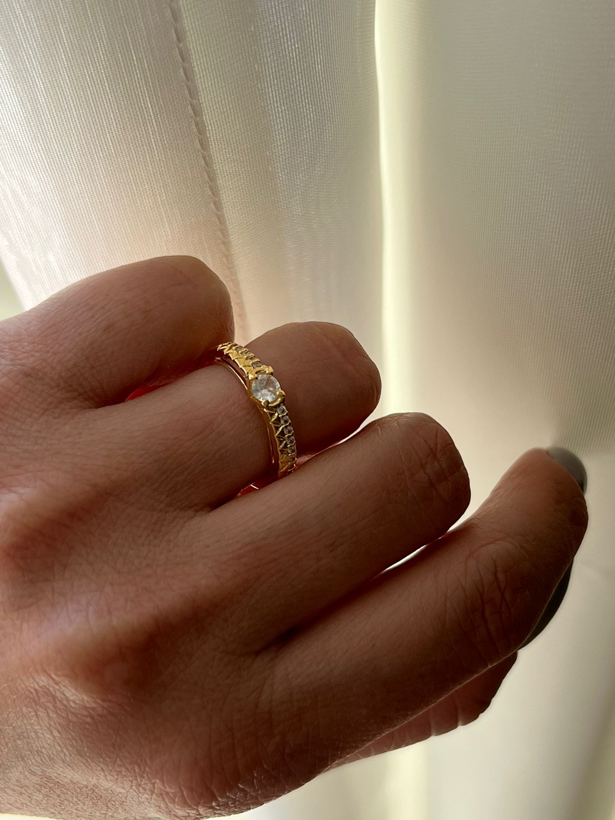 Anel Aparador de Aliança com Zircônia Cristal Inspired em Banho de Ouro