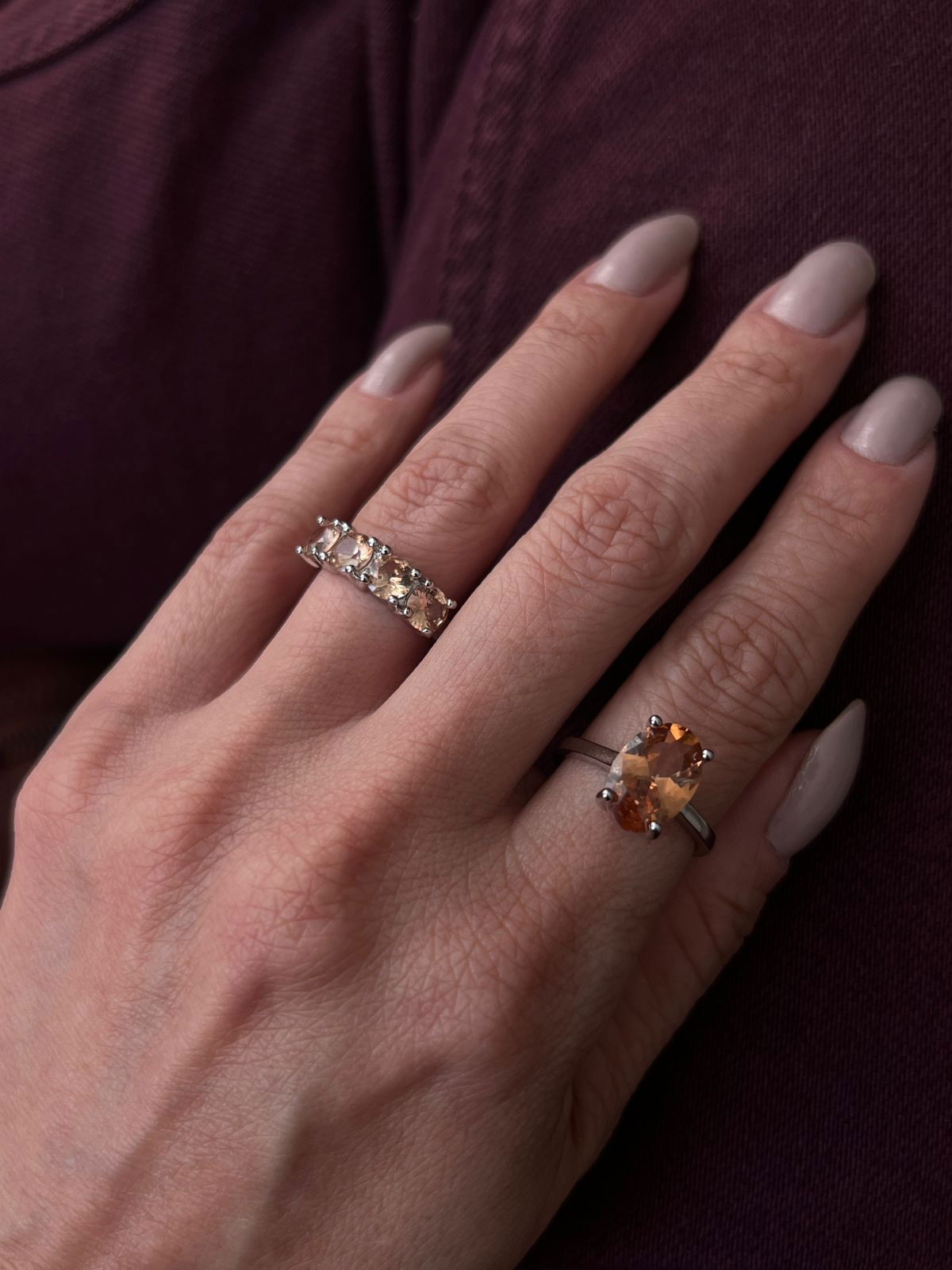 Anel Aparador de Aliança com Zircônia Mocha Mousse 5mm em Banho de Ródio Branco