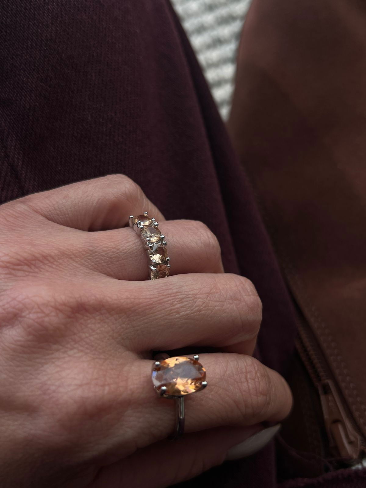 Anel Aparador de Aliança com Zircônia Mocha Mousse 5mm em Banho de Ródio Branco