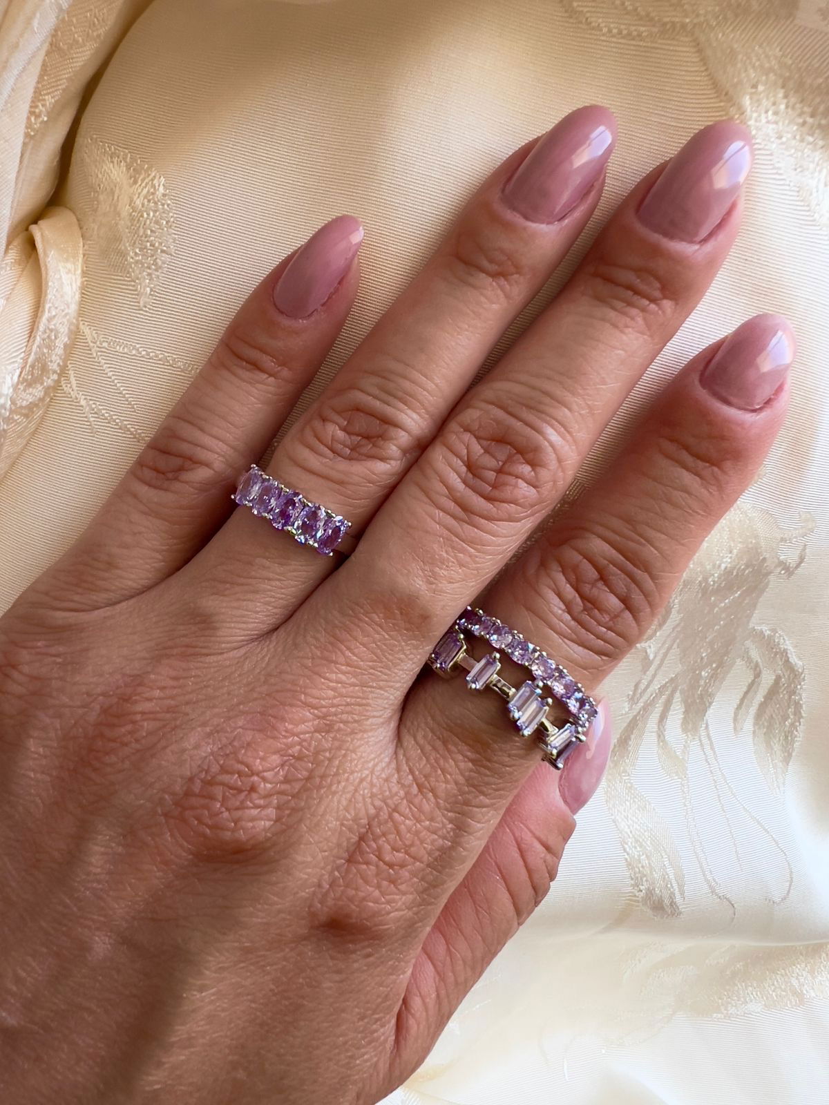 Anel Aparador de Aliança com Zircônia Oval Lilás em Banho de Ródio Branco