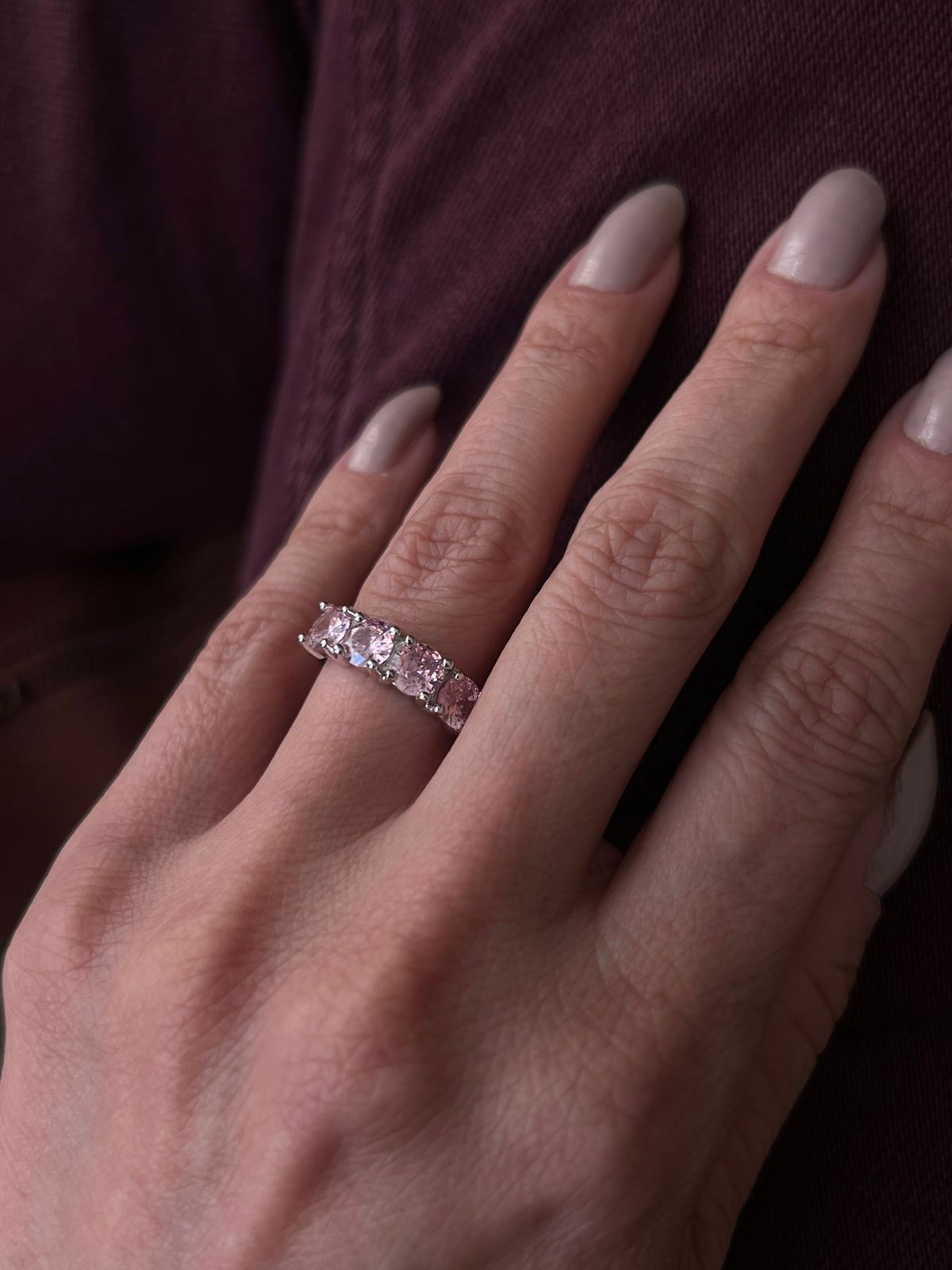 Anel Aparador de Aliança com Zircônia Rosa Claro 5mm em Banho de Ródio Branco