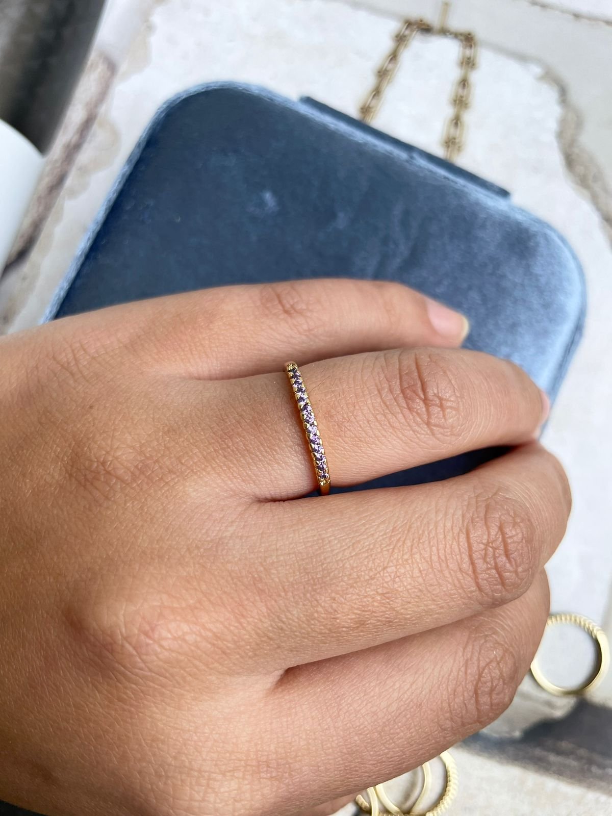 Anel Aparador de Aliança Lilás em Banho de Ouro