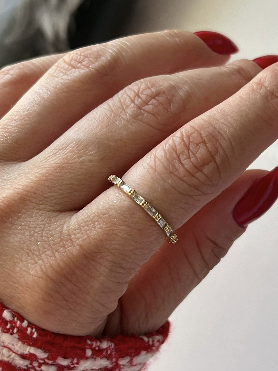 Anel Aparador de Aliança Roliço com Zircônia em Banho de Ouro