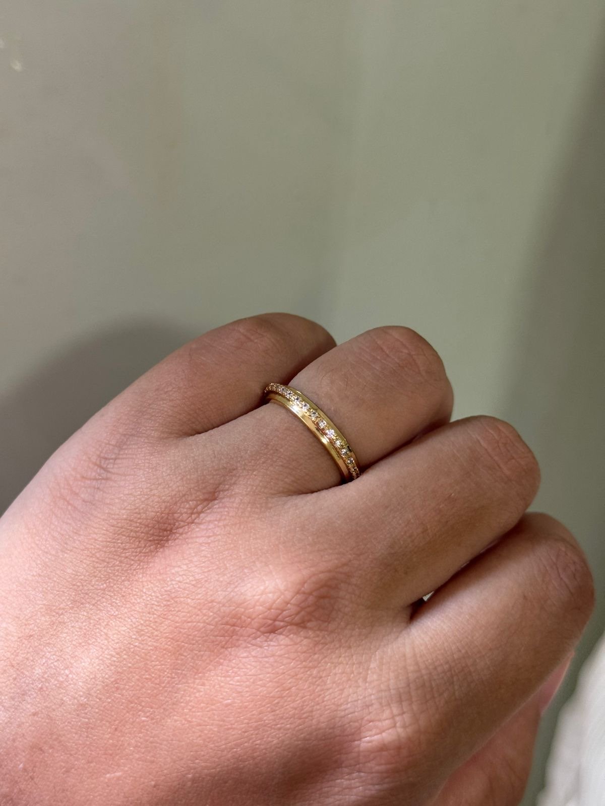 Anel Aparador Roliço com Zircônia Cristal em Banho de Ouro