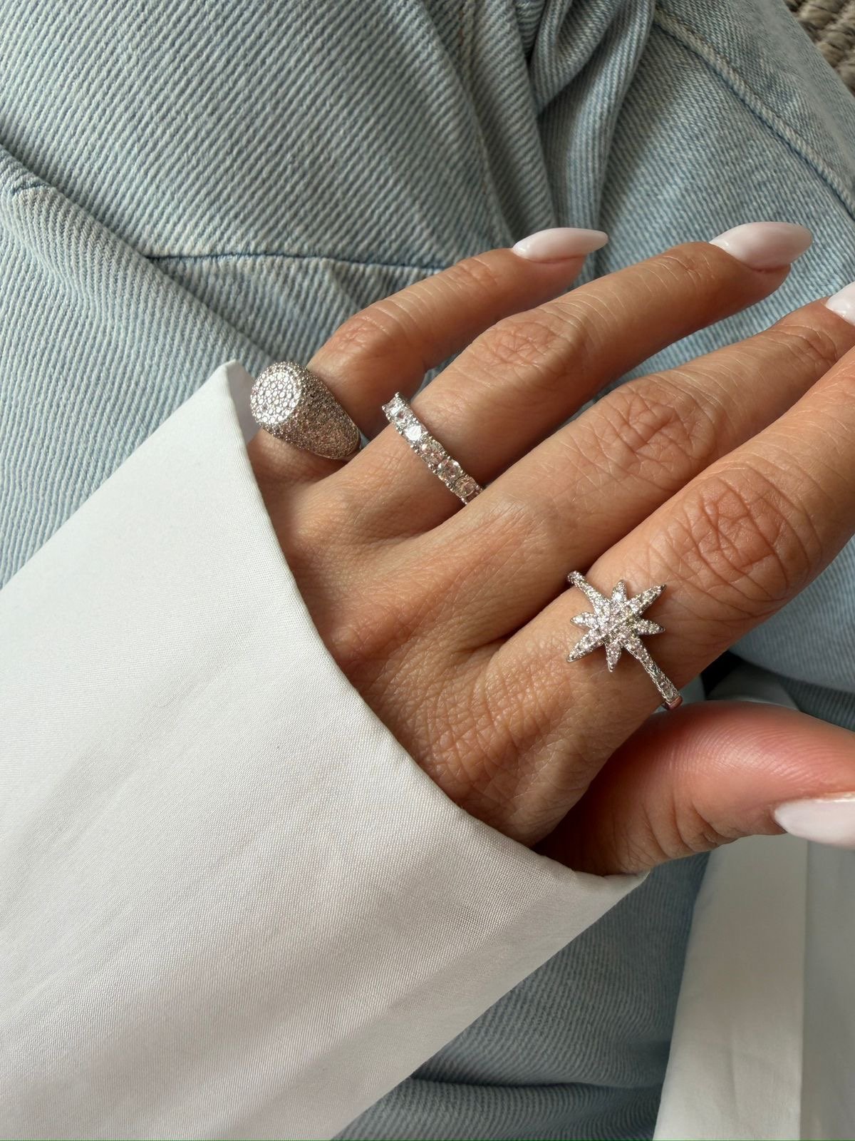 Anel Aparador Roliço com Zircônia Cristal em Banho de Ródio Branco