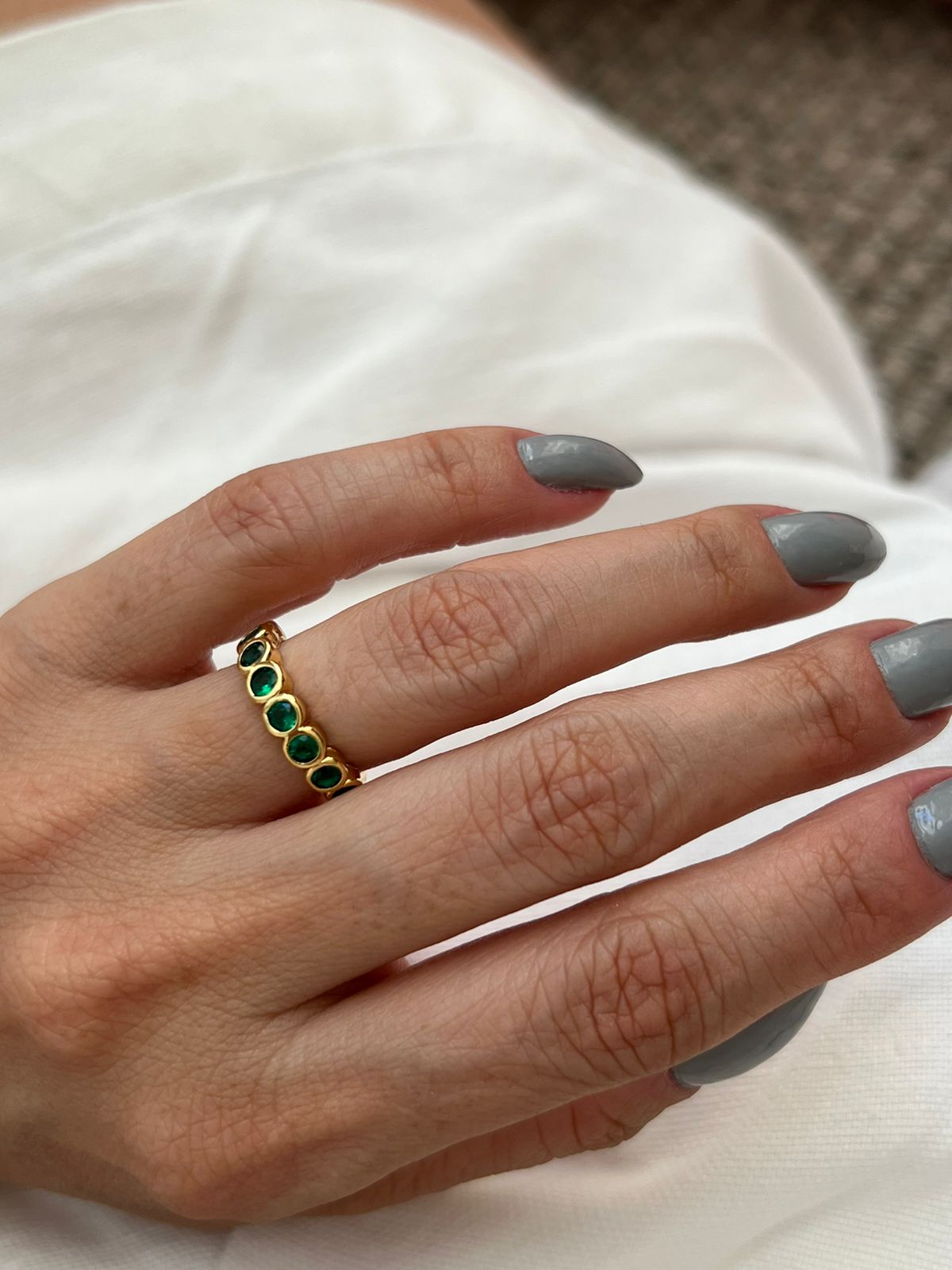 Anel Apardor de Aliança com Zircônia Verde Esmeralda em Banho de Ouro